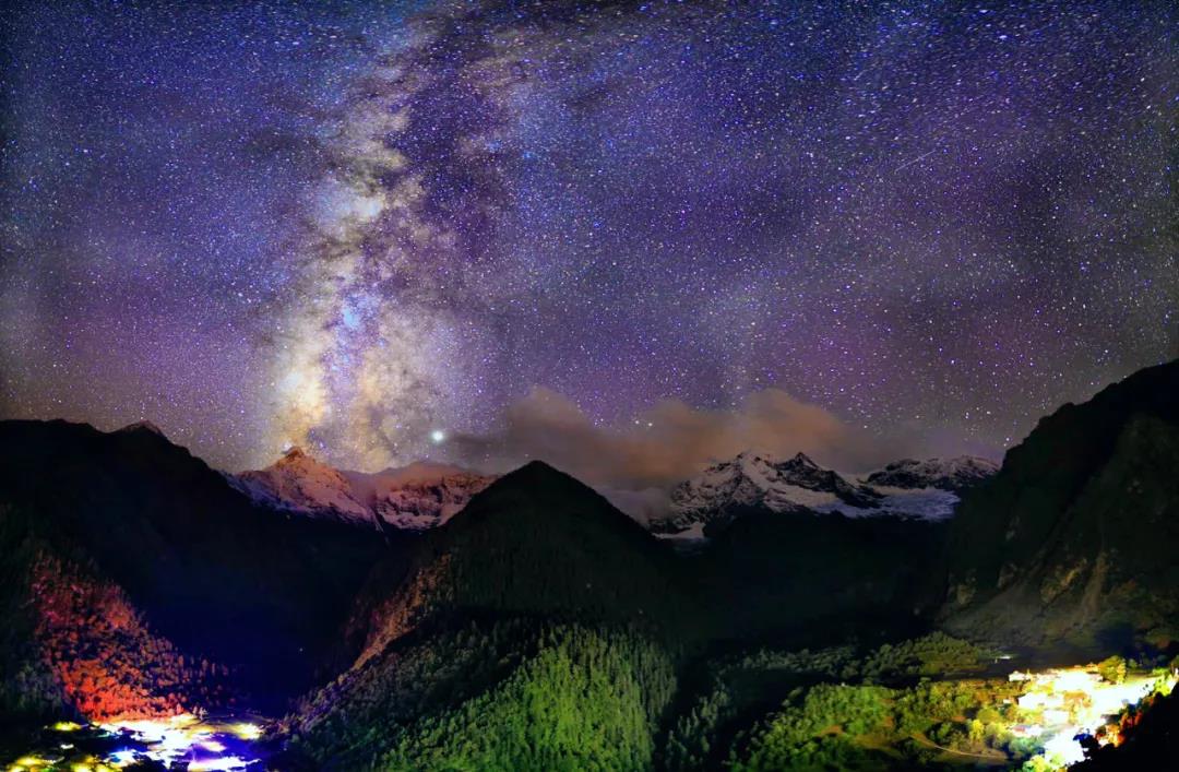 徒步,也是畢業(yè)旅行的一種打開方式,在梅里日照金山絕美景象中見證友誼,感受最原生態(tài)的美。