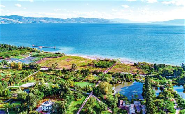 云南 ·“村”光正好 撫仙湖畔“馬房村”：水秀山青荷花美，鄉(xiāng)村旅游正當時