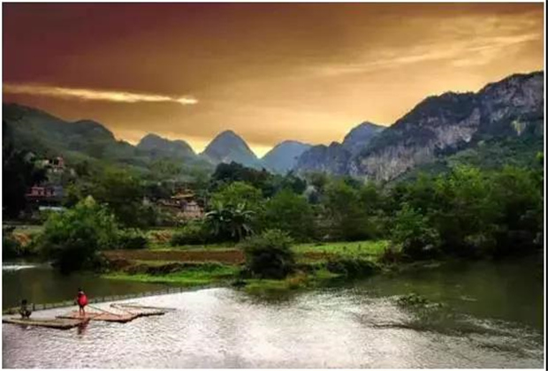 云南這地方，賞花、劃船都齊了，這才是世外桃源！
