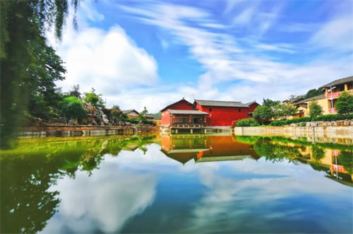 彌勒可邑小鎮(zhèn)：大三弦一響 腳底板就癢！